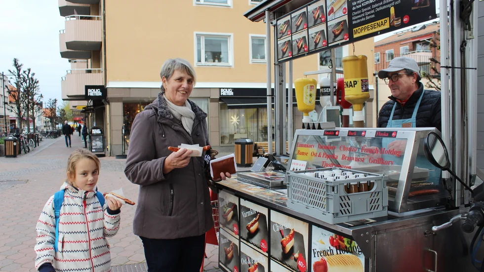 Emilie Urlovskis Råbock och mormor, Ann-Kathrin Råbock, handlar korv av Hans-Åke Harrysson.