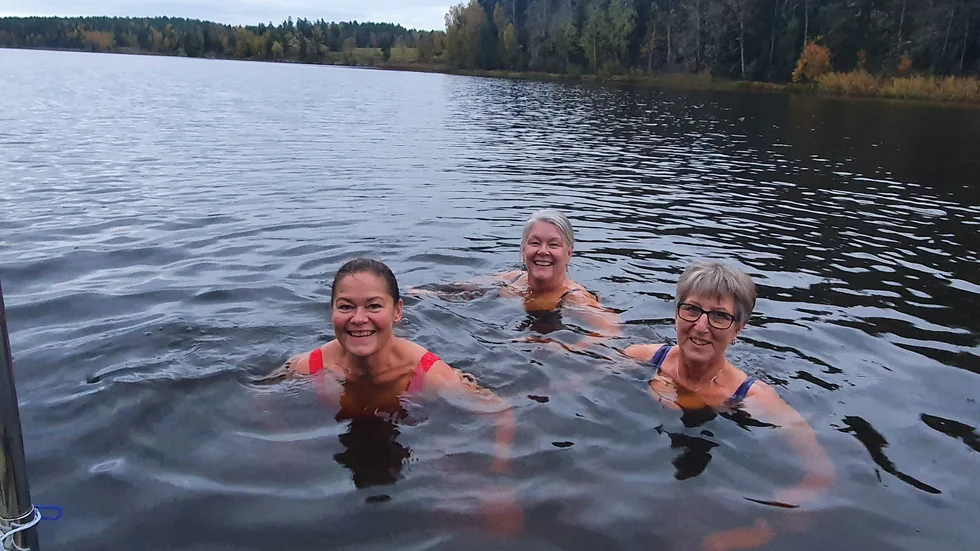 Carina Lööf, Anne Lindgren och Kerstin Rosenkvist hoppade i Långsjön. Termometern visade 8,6 grader.
