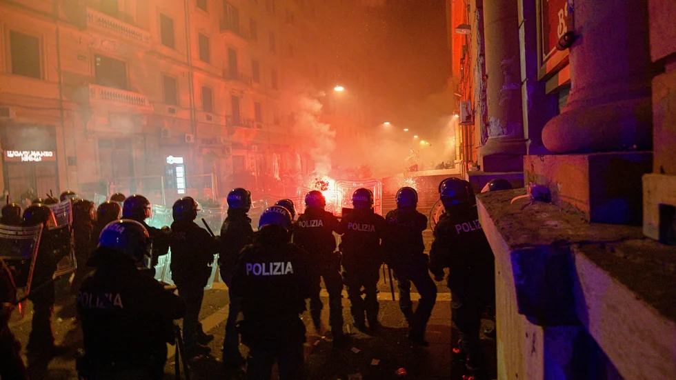 Hundratals demonstranter protesterade i Neapel i fredags mot utegångsförbudet som införts i staden. Arkivbild.