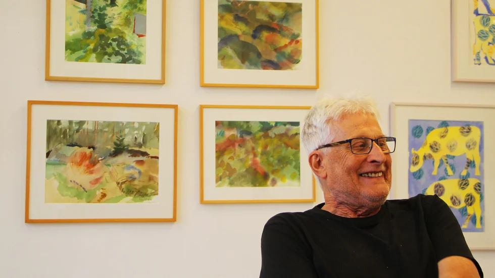 Efter att ha bytt till en mindre ateljé behöver Stefan Teleman göra sig av med ett flertal akvareller för att få tillräckligt med svängrum.