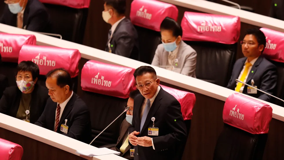 Sompong Amornvivat, ledare för oppositionspartiet Pheu Thai, säger att premiärministern bör avgå.