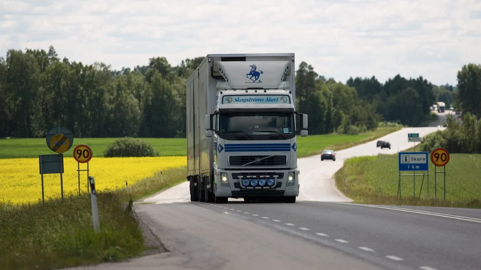 För att ytterligare höja transporteffektiviteten vill vi att det möjliggörs transporter med 34,5 meters lastbilar och att utpekandet av vägar för tyngre lastbilar, så kallade BK 4 vägar, går fortare.