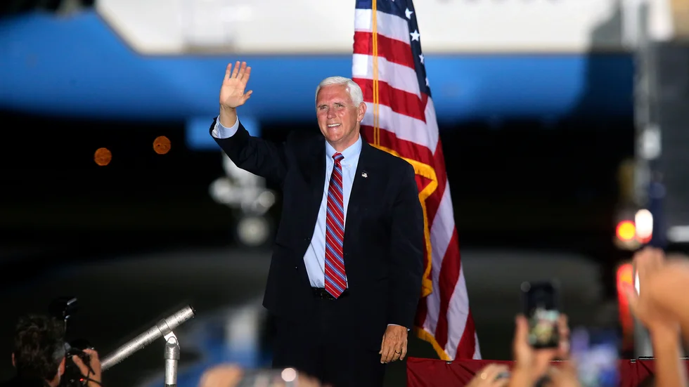 Trots att flera av hans medarbetare har konstaterats smittade med coronaviruset fortsätter USA:s vicepresident Mike Pence att åka på kampanjmöten, som här i Tallahassee, Florida, i lördags.