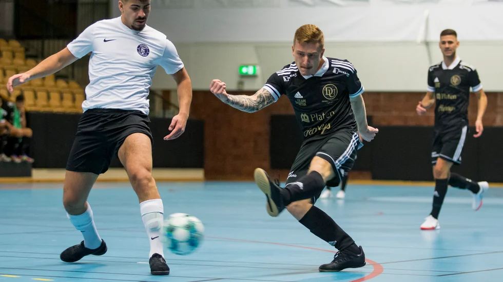 Dribbla Uniteds division 1-matcher på hemmaplan i vinter kommer alla att livesändas av Öst media där MVT ingår. Här en bild från förra hösten i ettan där Haris Asic klipper till. 