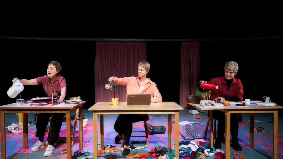 Åsa Forsblad Morisse, Linda Kulle och Lolo Elwin spelar Märta Tikkanen i olika åldrar. 