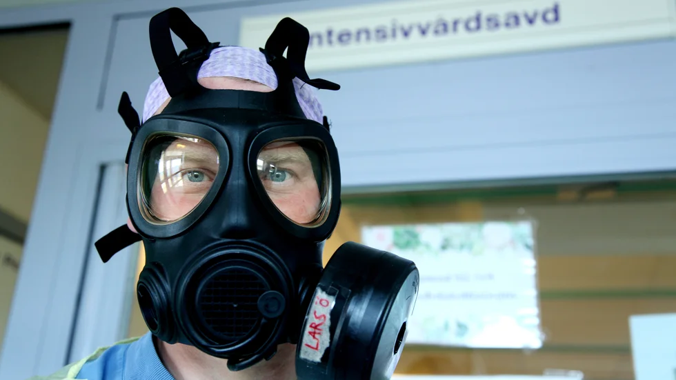 Vårdpersonal borde få 5000 kronor i extra lön, tycker Vänsterpartiet.