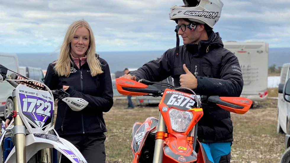 Sophie West och Peter Bysell laddar upp i stormen på Gotland.