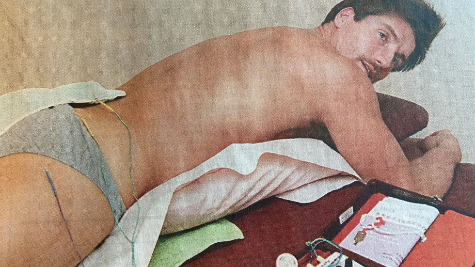 Kuriren för 25 år sedan: Peter Melchersson har spelat sin sista match med KAIK. Och med hjälp av nålar och sjukgymnastik och förmodligenäven någon operation ska han försöka få ordning på sin sargade handbollskropp. 
