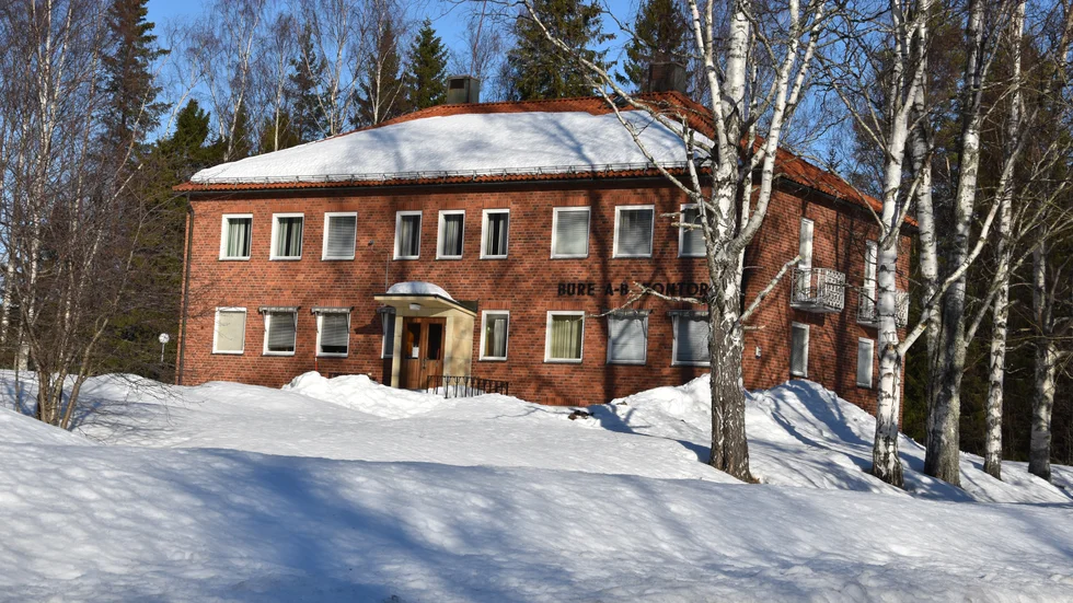 Bureå AB, här dess sista kontorsbyggnad, fanns i närmare 200 år. Verksamheten lades ned 1992. Det som nu granskas är användningen av fenylkvicksilver 1948 till 1964, vilken spridits i Burefjärden.