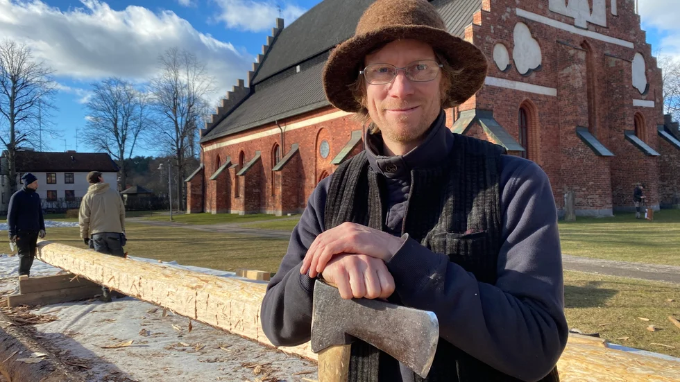 Mattias Hallgren, timmerman från Karlsborg, är den som får uppdraget att renovera Strängnäs väderkvarn.