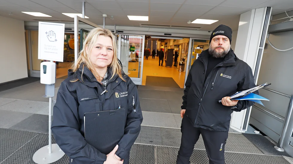 Tove Lund och Mikael Jaanivald är två av Länsstyrelsens sex medarbetare som gör tillsynsbesök hos gym och träningsanläggningar i veckan.
