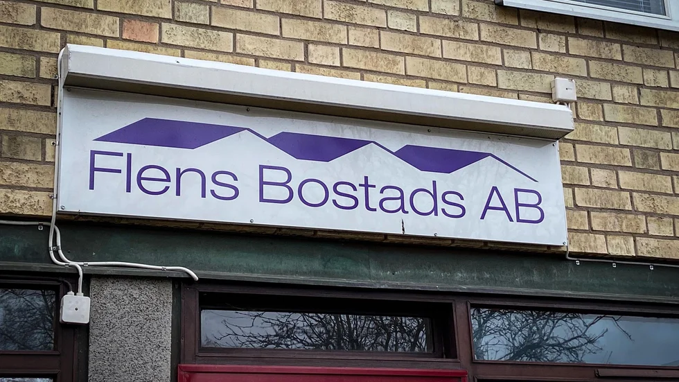 Flens kommunala bostadsbolag bör satsa på att renovera sitt gamla bostadsbestånd och låta privata fastighetsägare bygga nytt, anser debattören.