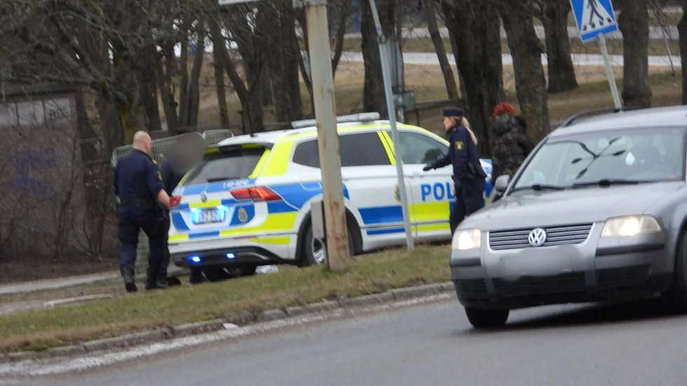 Polis på plats vid Stockholmsrondellen på tisdagsförmiddagen.