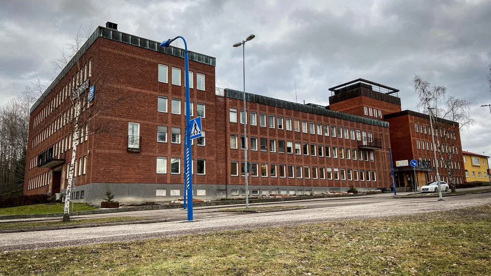 Hela personalstyrkan åkte iväg och åt samtidigt – då våldtogs en flicka under 18 år på det kommunala stödboendet.