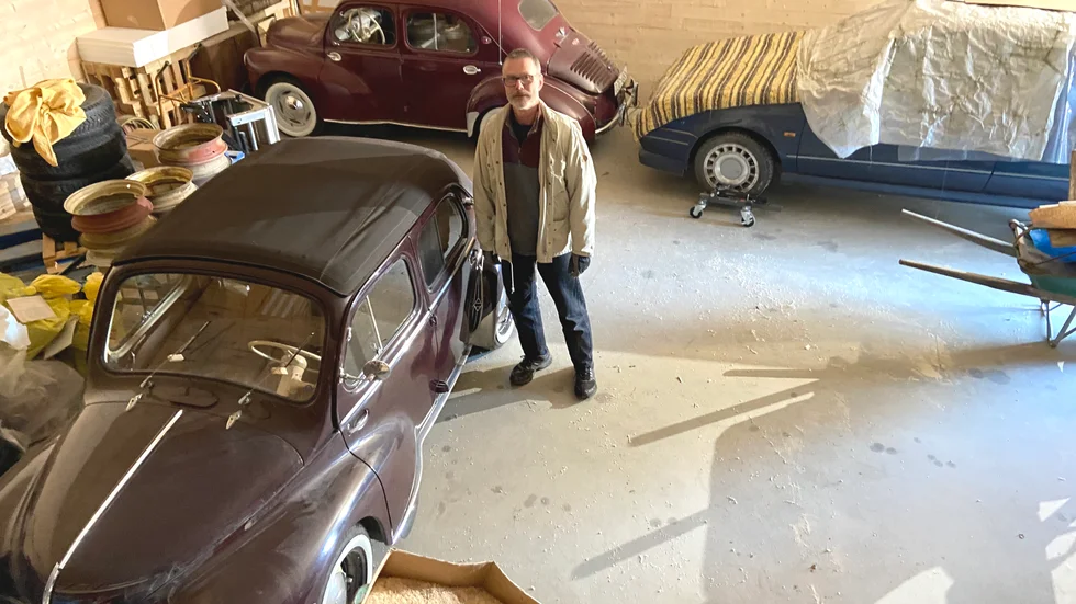 Andreas Uddling beskriver sig som nörd vad gäller Renault och framför allt 4CV-modellen. Han har sex sådana i varierande skick. Här står han bredvid det exemplar han är ute i trafiken med på somrarna, en så kallad cabricoach av årsmodell 54. I hörnet står brorsonens 4 CV och dold av diverse tyg tronar en Renault 19.