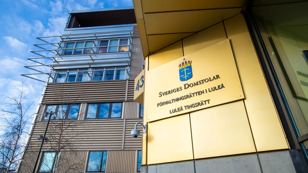 En man i 70-årsåldern, hemmahörande i Luleå, häktas på sannolika skäl misstänkt för olaga hot och misshandel. 