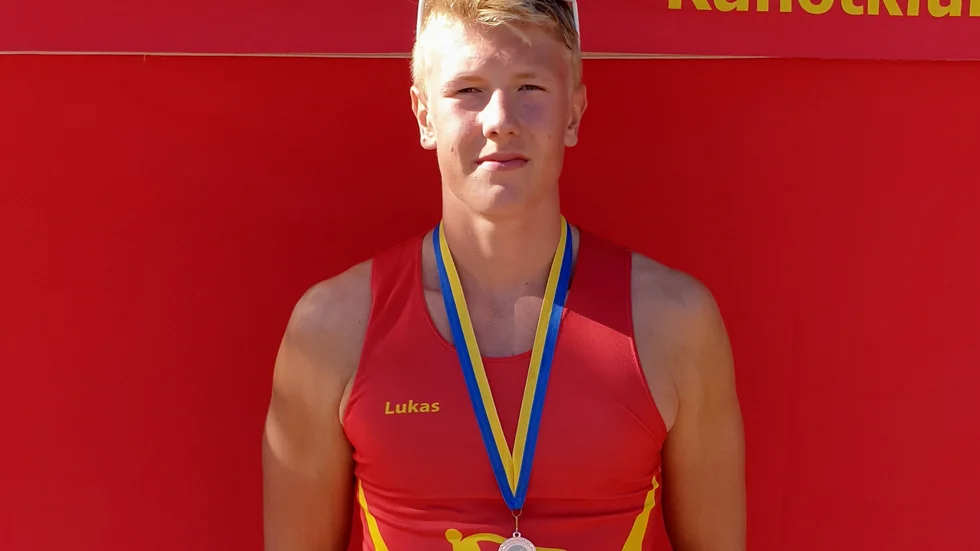 Lukas Schollin-Borg med bronsmedaljen efter tävlingen i Waxholm.