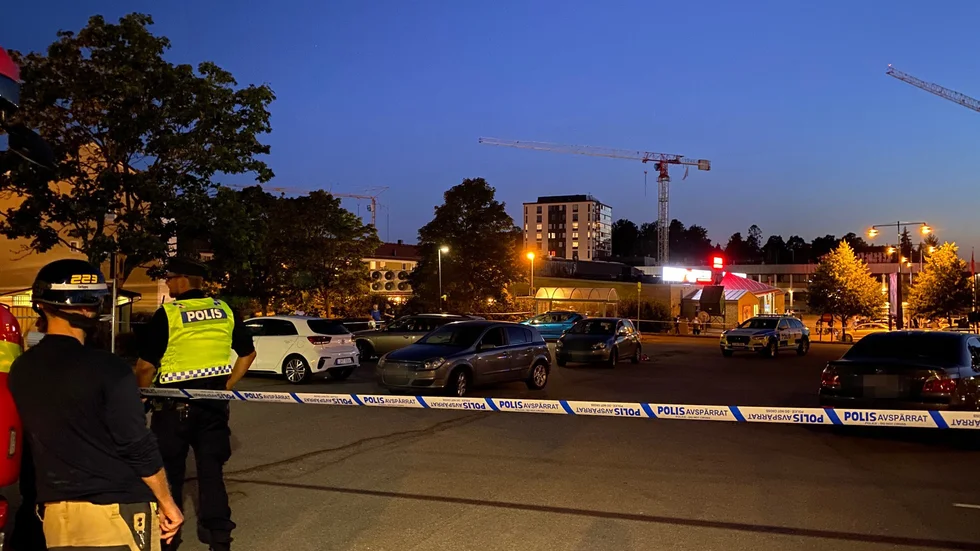 Strax efter 21 på söndagskvällen sköts en man i 25-årsåldern på en parkeringsplats i Berga centrum. 