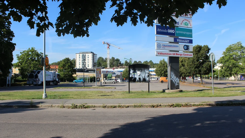 Strax efter 21 på söndagskvällen sköts en man i 25-årsåldern på den övre parkeringsplatsen i Berga centrum. 