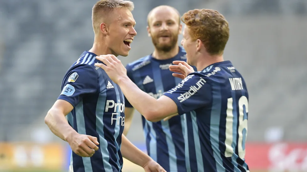 Djurgårdens Jonathan Augustinsson grattas av Curtis Edwards och Aslak Fonn Witry efter sitt 2–1-mål hemma mot Mjällby.