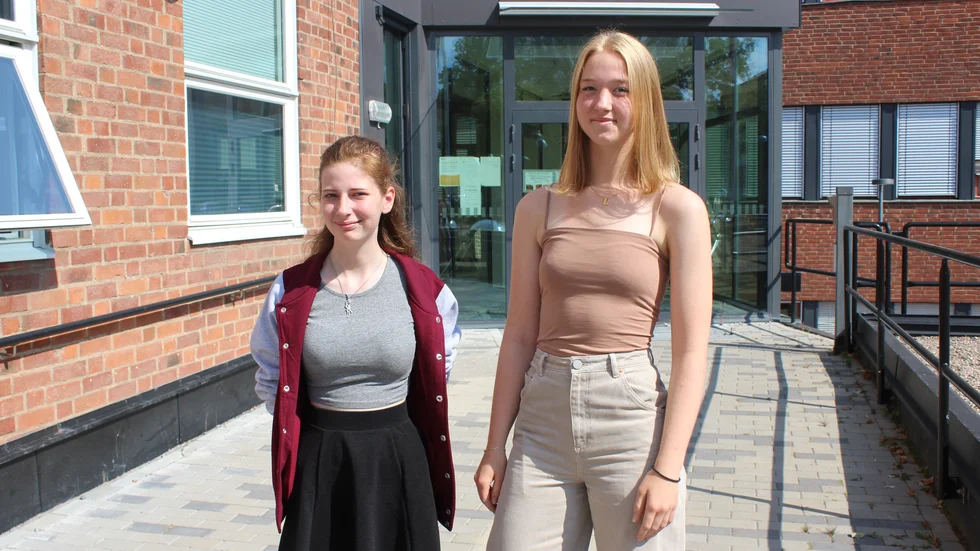 Martina Blom och Therese Johannesson är glada över att vara tillbaka i skolan.