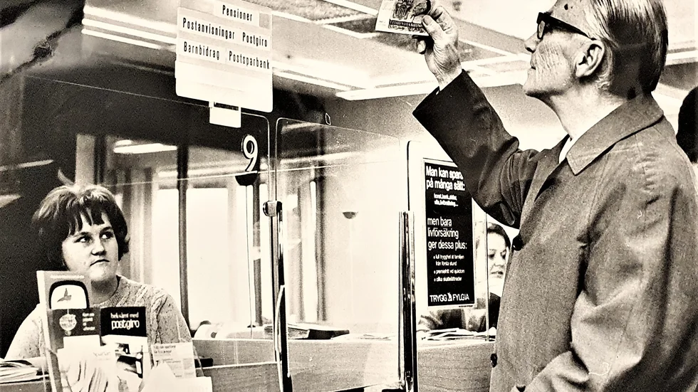 I oktober 1969 var det många falska hundralappar i omlopp i Linköping och övriga landet. Viktor Tydén granskar noga sedeln han tagit emot av kassörskan Rigmor Franzén på Posten i Linköping.
