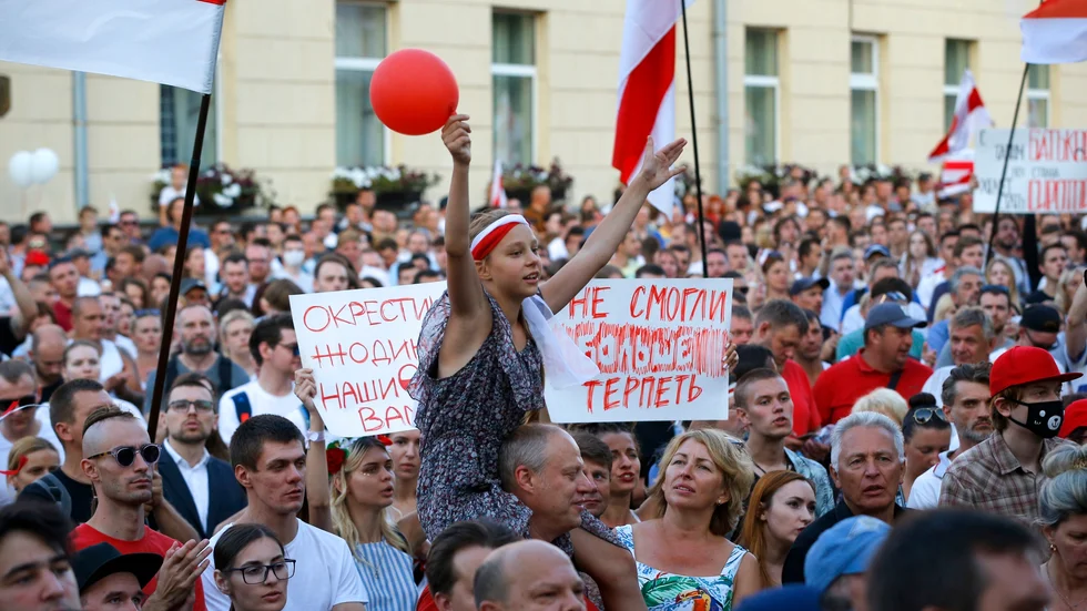 Efter inledande våldsamma försök att stoppa demonstrationerna i Minsk har myndigheterna nu backat och folket tillåts protestera.