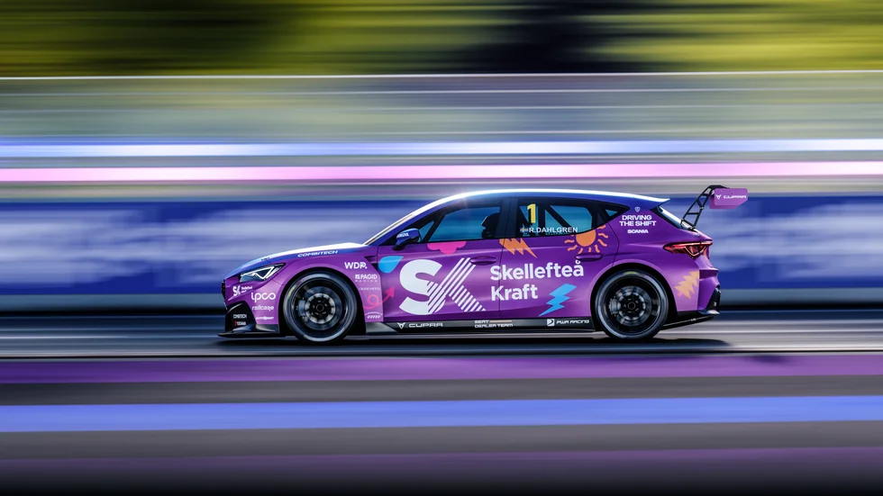Robert Dahlgren vann andra racet. Det är hans 35:e seger totalt i STCC/TCR-sammanhang. Det blev viktiga poäng efter att han slutade femma i första racet. 15.40 körs sista racet på Gelleråsen.