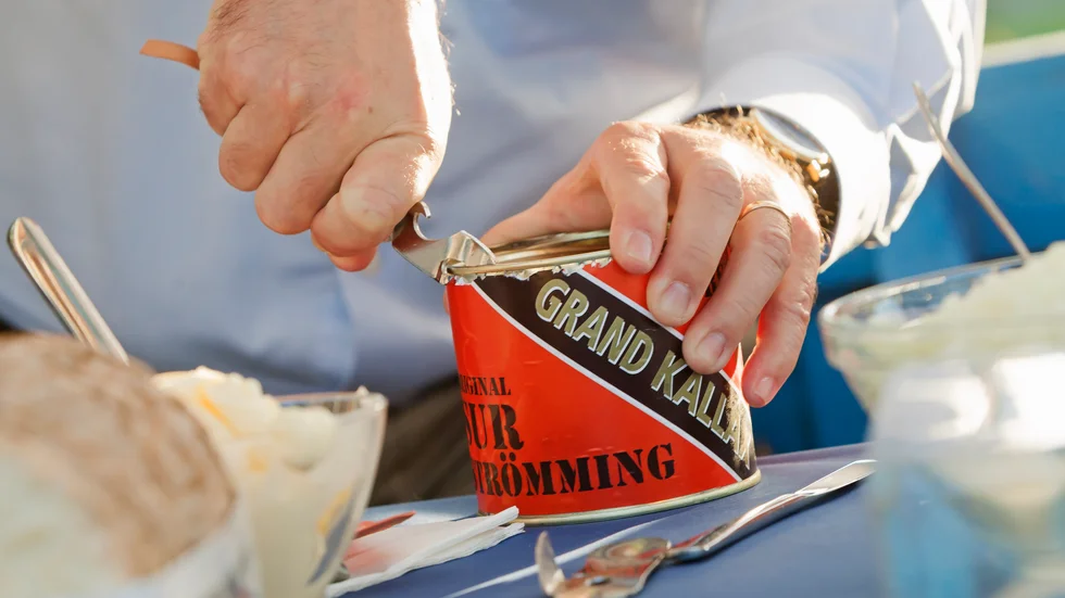 En burk av Kallax bygdegårdsförenings egna surströmming, Grand Kallax. På bilden från 2016 öppnas den av statsminister Stefan Löfven vid surströmmingspremiären i Kallax.