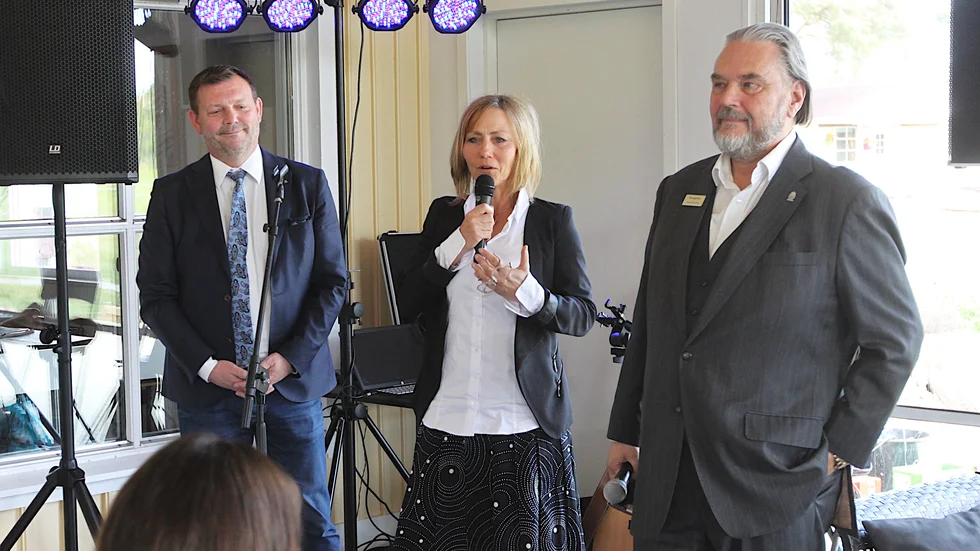 Liten ceremoni i maj men ingen gala i höst. Här näringslivschefen Cissi Lööv, kommunalrådet Ingvar Smedlund och Företagarnas ordförande Simon Hohentahl på Restaurang Golfen i våras.