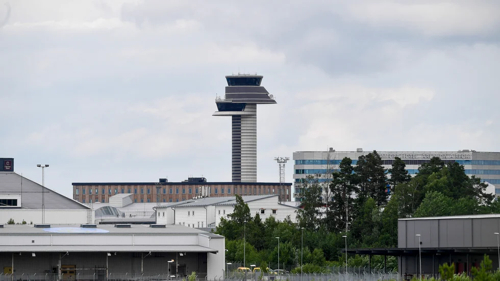 Motorn på ett flygplan som landade på Arlanda under måndagskvällen började brinna.