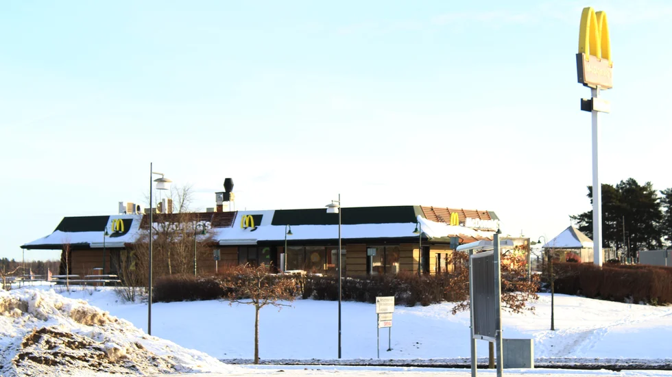Här, vid McDonald´s på Ingelsta, skedde rånet mot den unga pojken. Polisen efterlyser vittnen till brottet som skedde vid 16.15 på tisdagen.