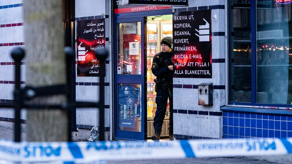 Polis på plats efter att en man i 35-årsåldern blivit huggen eller skuren med ett vasst föremål på ett internetkafé i Malmö i tisdags. Arkivbild.