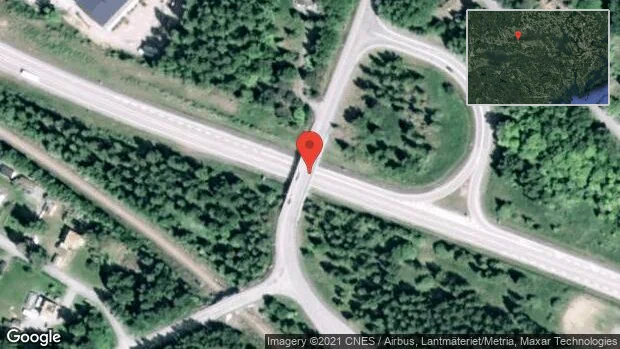En personbil i trafikolycka på väg 56