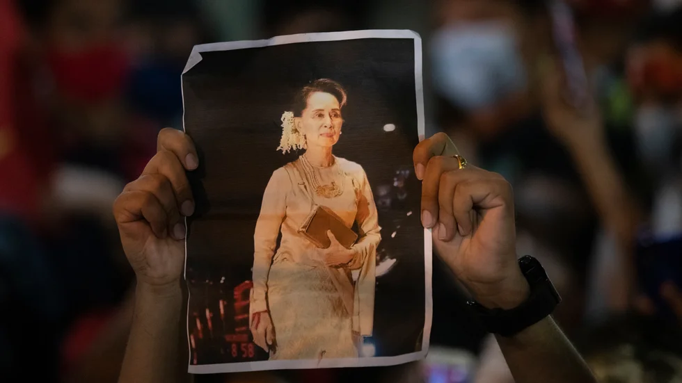 Myanmarier i Thailand visar sitt stöd för den av militären avsatte ledaren Aung San Suu Kyi.