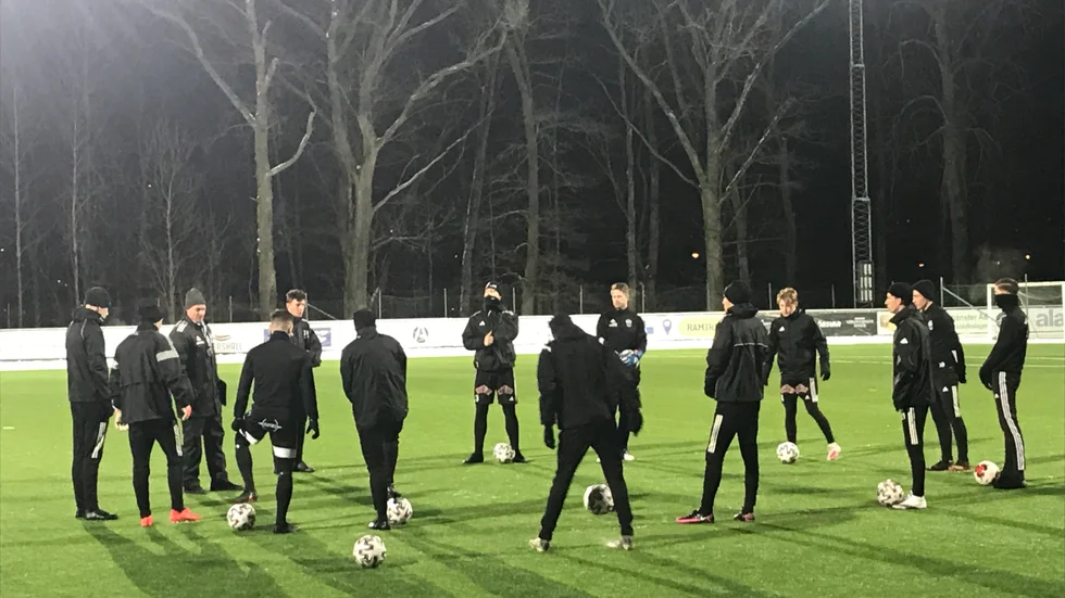 Nye Maiftränaren Martin Axén går igenom torsdagens träning på Motala IP. 13 spelare i ungefär lika många minusgrader.