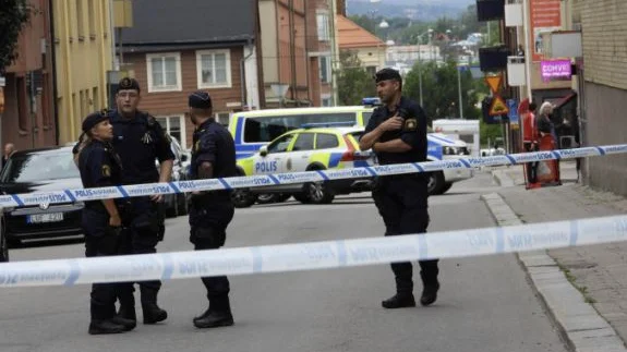 SVT:s dramaserie "Den tunna blå linjen" har hyllats för att visa polisens vardag på ett sätt som tidigare inte gjorts.