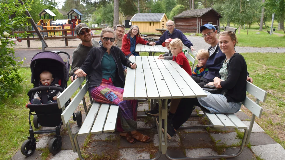 Maria och Håkan Holmlund sitter vid eget bord. T v Elisabet och Samuel Svensäter med lille Aron samt Sam Anders Häggqvist. T h Mikael och Anna Holmlund, Joel och Edvin. Med röd keps Valter Svensäter.