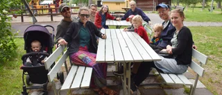 Håller avstånd i hembygdsparken