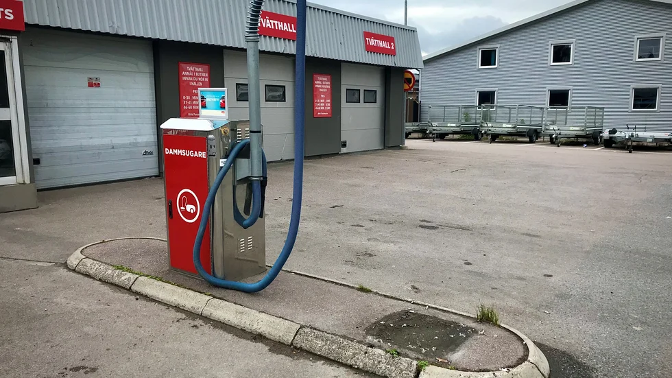 Det var natten till onsdagen som innehållet i två sopkärl vid Enköpingsmacken sattes i brand.