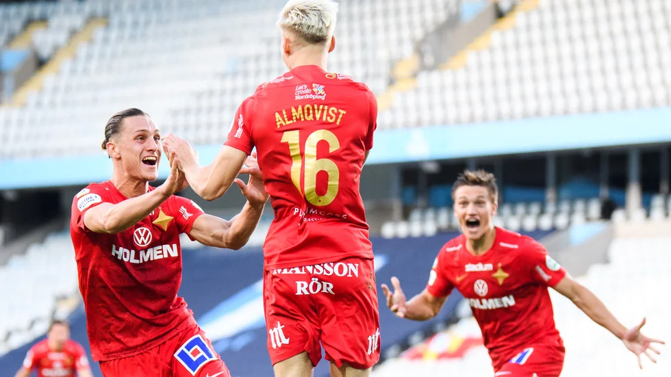 Pontus Almqvist firar kvitteringen med Jonathan Levi och Rasmus Lauritsen.