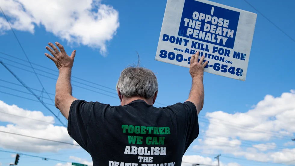 Protester mot dödsstraffet i Indiana under måndagen, då den första federala avrättningen på 17 år skulle ha genomförts i USA. Avrättningen blev dock stoppad.