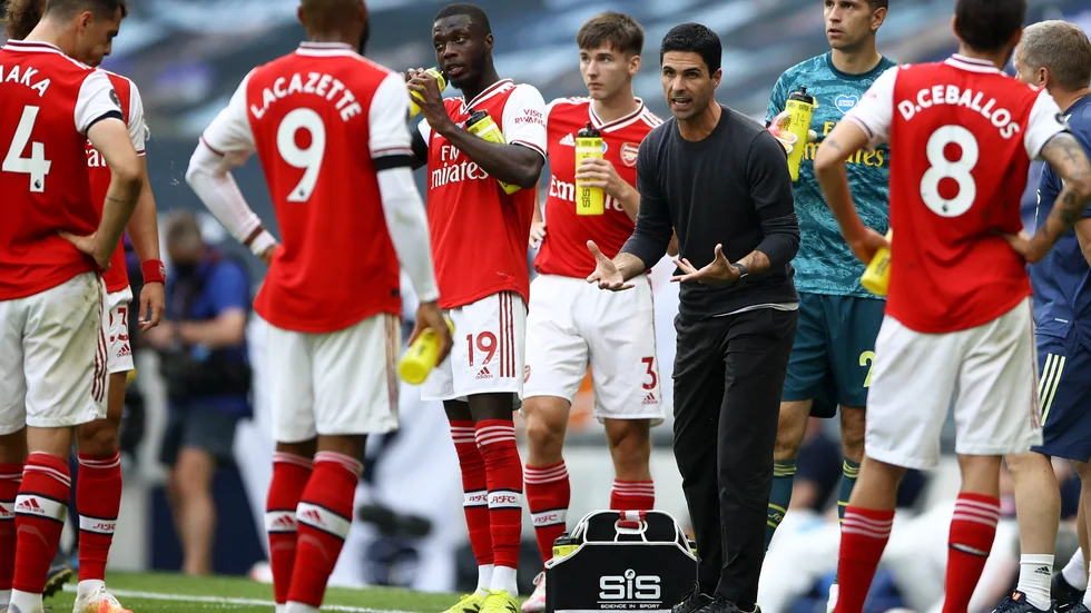 Arsenals manager Mikel Arteta instruerar sina spelare. Arkivbild.