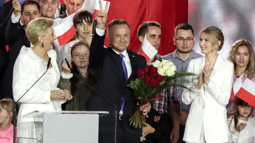 Polens president Andrzej Duda (nationalistiskt konservativ) gör V-segertecken efter valets andra omgång, som han vann om än med knapp marginal.