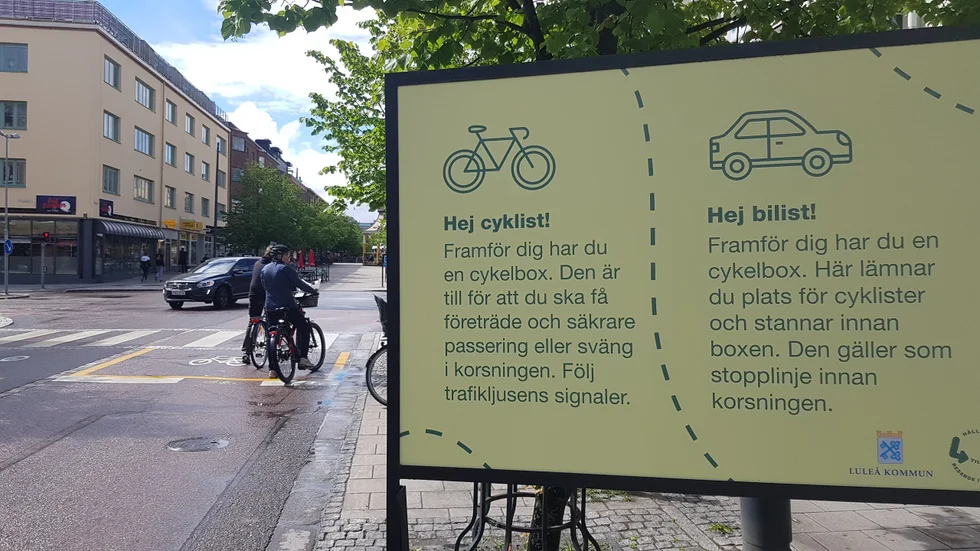 Längst framme vid trafikljuset i korsningen Storgatan/Kungsgatan har en box målats upp på asfalten som är reserverad för cyklister. Förhoppningen är att det ska öka säkerheten och få folk att cykla på vägen och inte trottoaren.