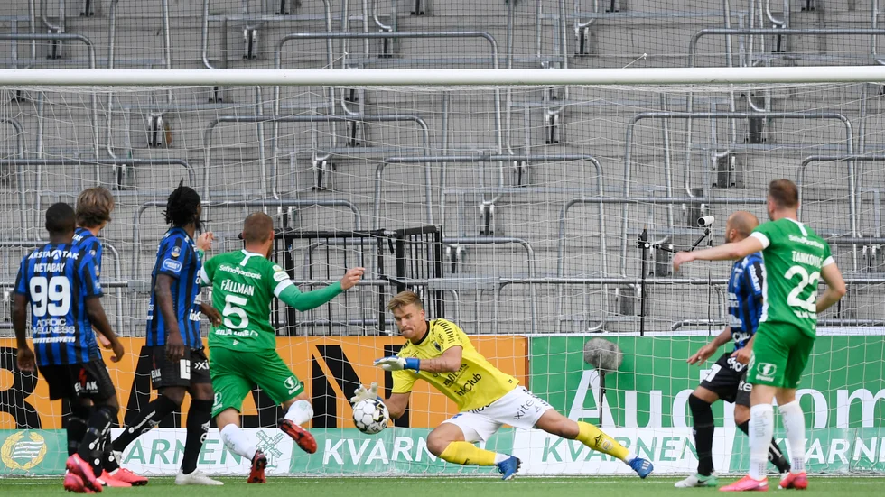 Hammarbys Muamer Tankovic, till höger, provar skott i lördagens hemmamöte med Sirius.