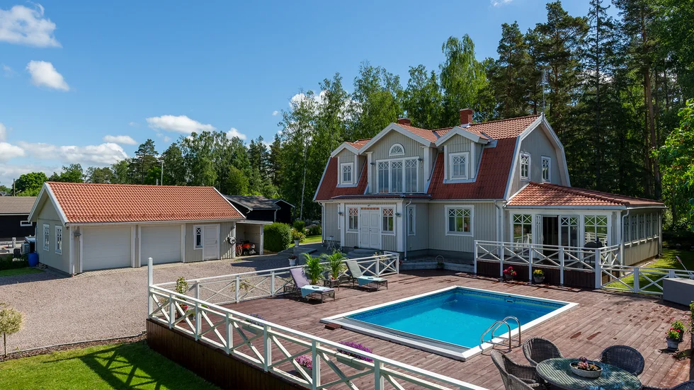 Veckans mest klickade bostad har en uppvärmd pool som är cirka 4 x 8 meter stor. Just pool verkar vara en nyckel till att få många besökare på Hemnet just nu.