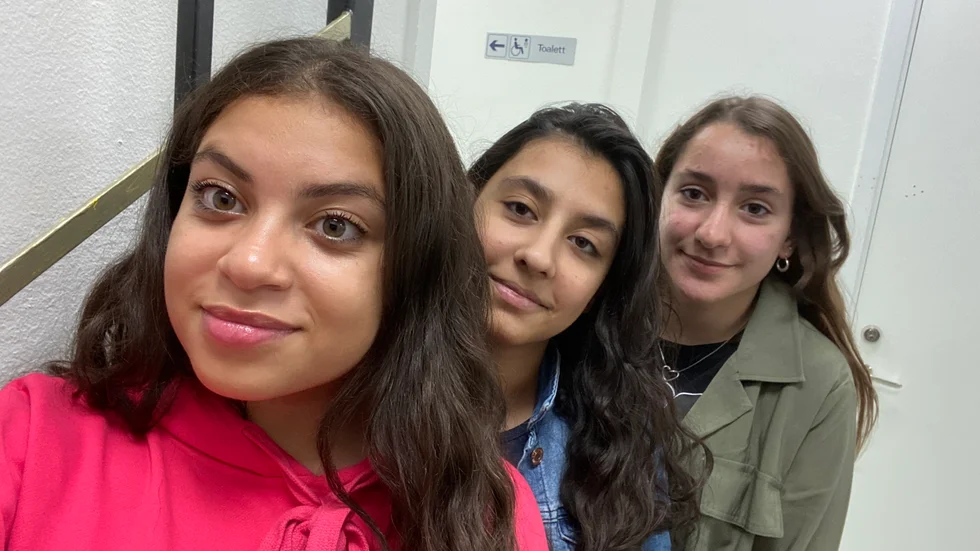 Zena Hawija, Doha Alabtah och Rama Allu trivs bra i Gränby men alla vill flytta därifrån när de gått ur skolan. De vill resa utomlands. 