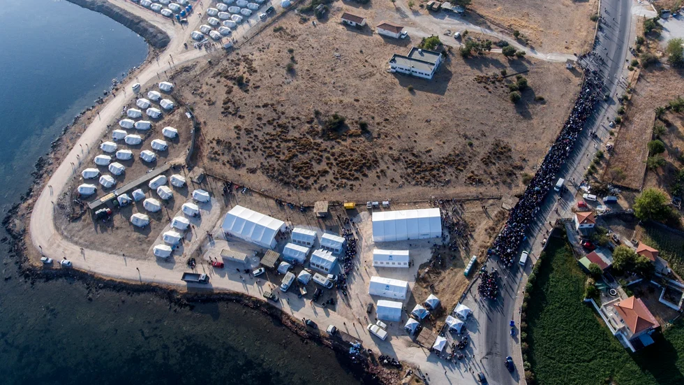 Omkring 9|000 personer ska ha flyttat in i det tillfälliga lägret på Lesbos.