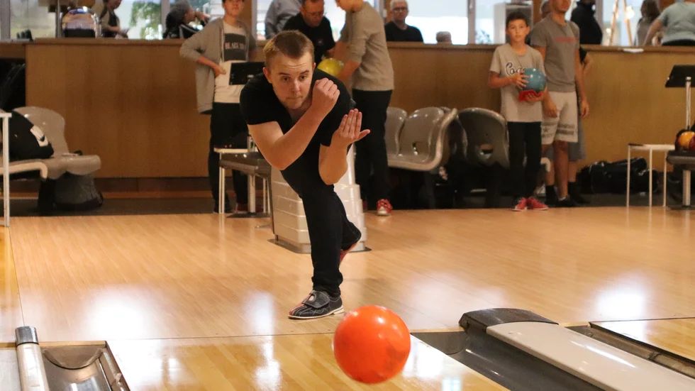 16-årige Martin Rosenqvist är en av VBK-ungdomarna som spelar tvåhandsfattat.